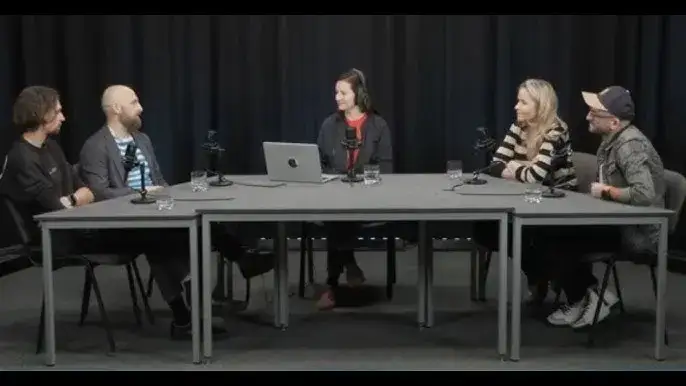 różni ludzie bawiący się na zajęciach improwizacji