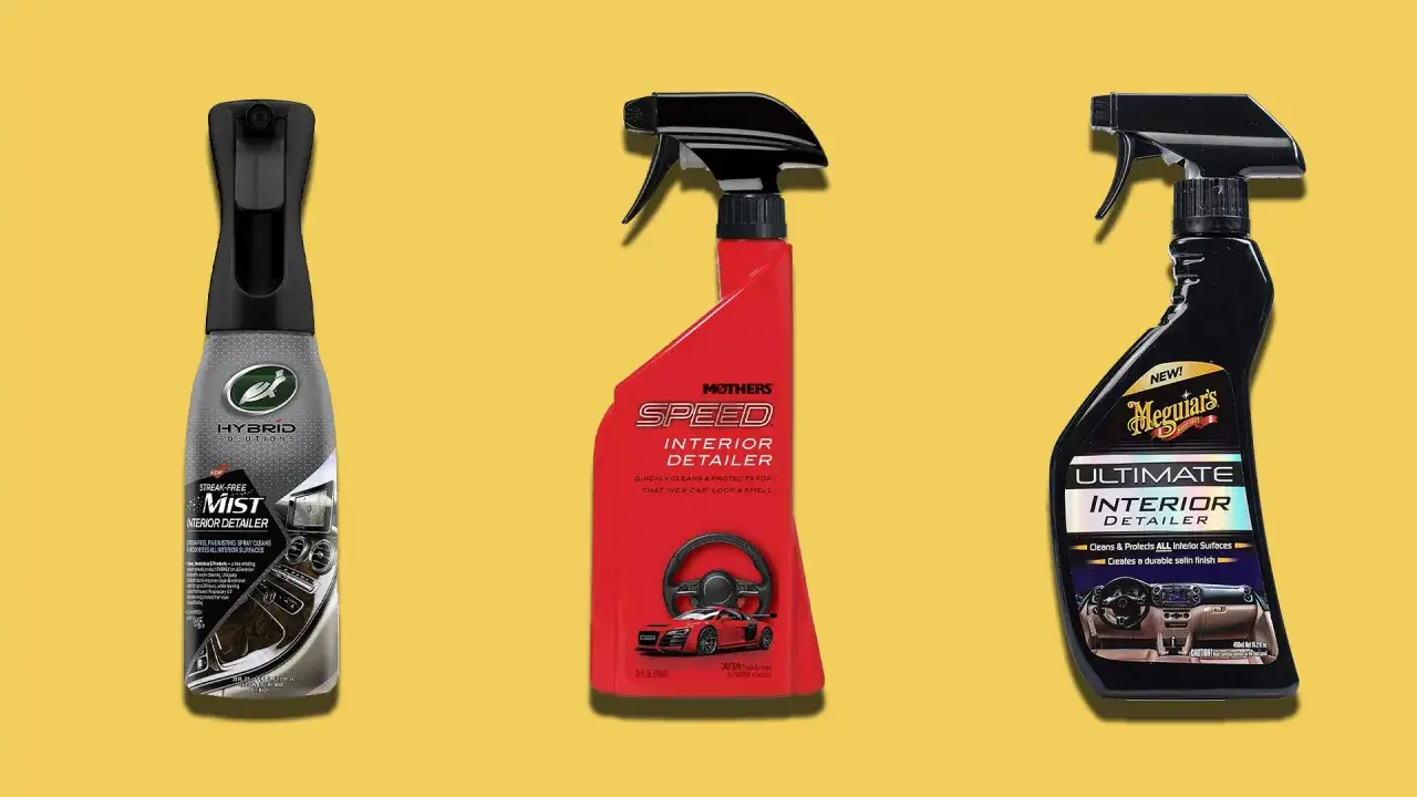 Trzy butelki preparatów do czyszczenia samochodu w środku: Turtle Wax, Mothers i Meguiar's.