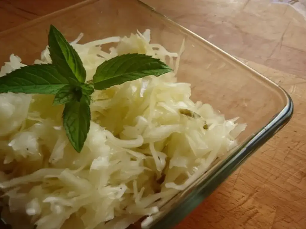 cienka poszatkowana biała kapusta