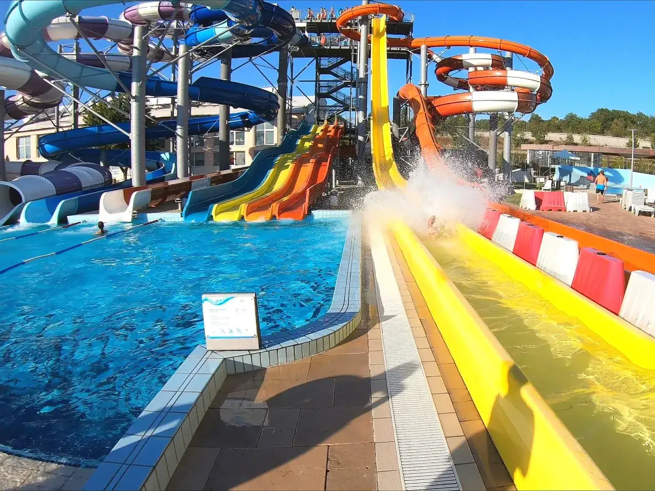 Wodne szaleństwo na zjeżdżalniach w rumuńskich termach. Słońce, woda i mnóstwo zabawy dla całej rodziny.