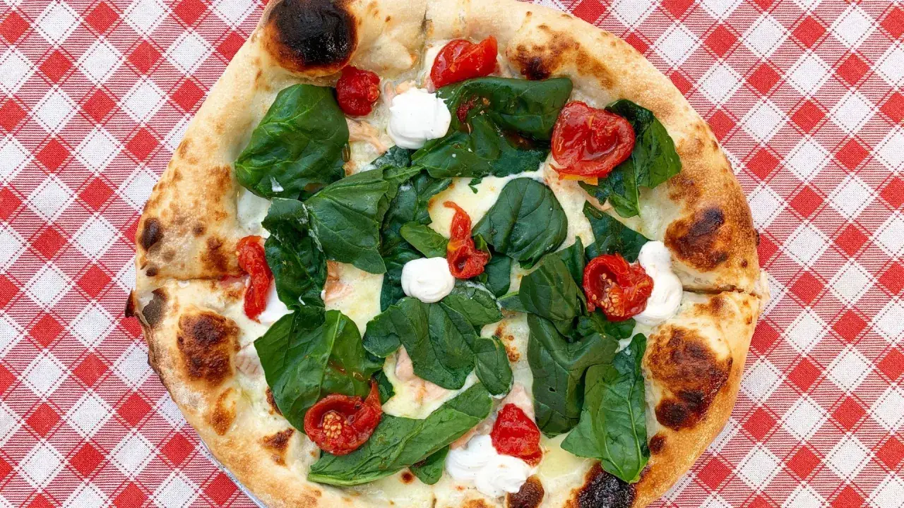 Idealna pizza ze szpinakiem, pomidorkami i mozzarellą. Idealny dzień pizzy!