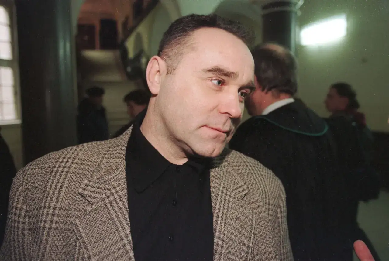 Mężczyzna w garniturze, jak zostałem gangsterem o kim, w sądzie.