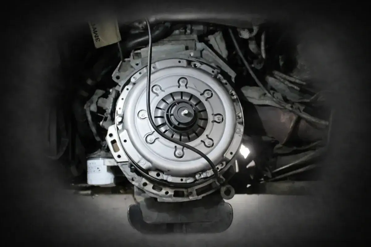 Silnik samochodowy z zamontowaną tarczą sprzęgła. Dowiedz się, jak zamontować tarczę sprzęgła, aby zapewnić płynną jazdę.