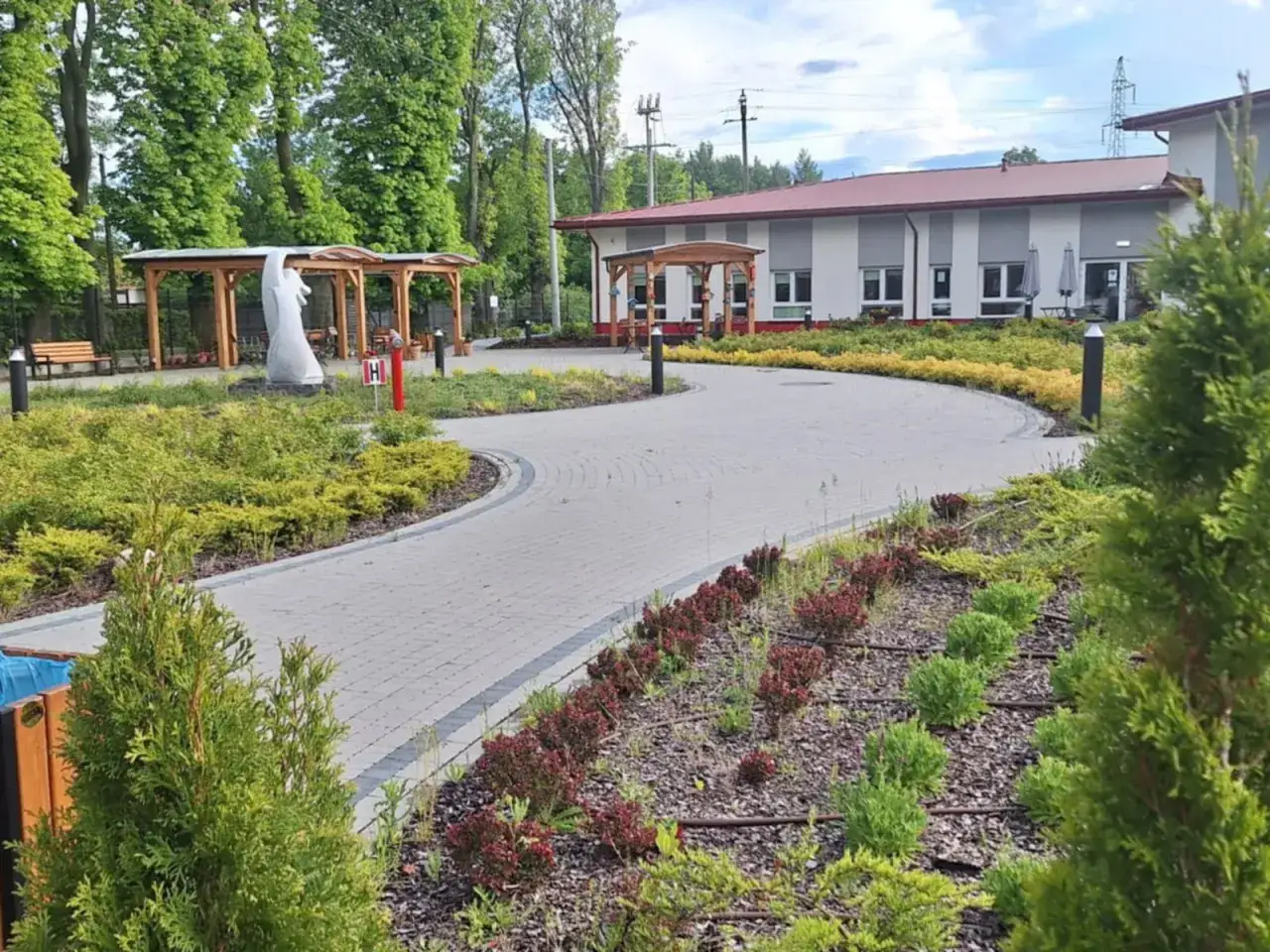 Dom opieki Pilaszków park zieleń