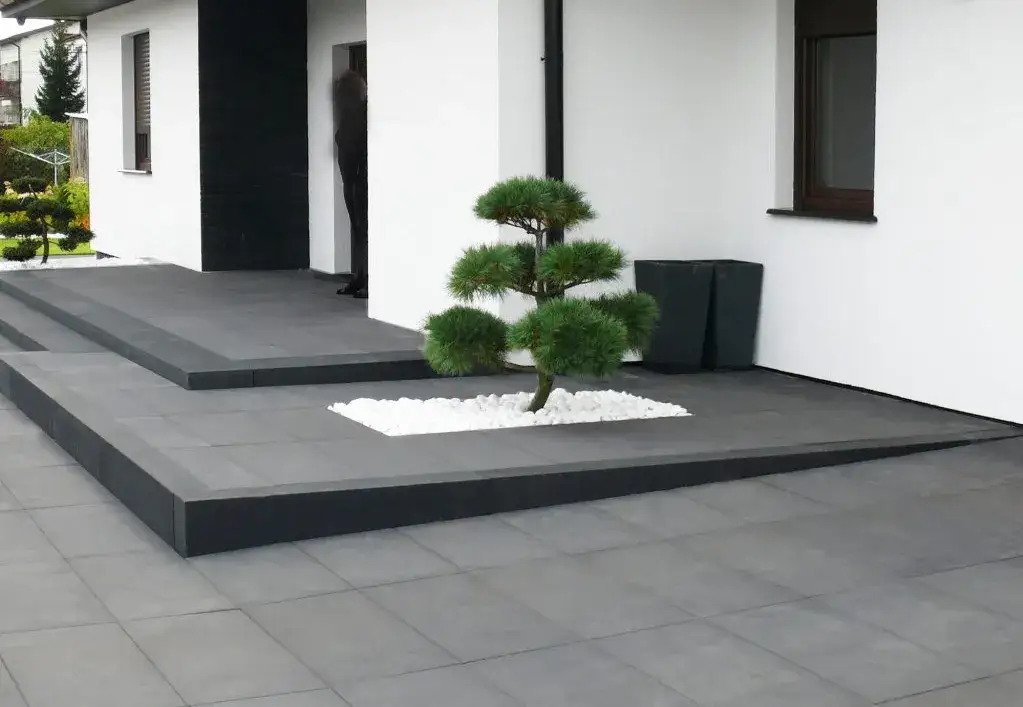 nowoczesny taras z płyt betonowych
