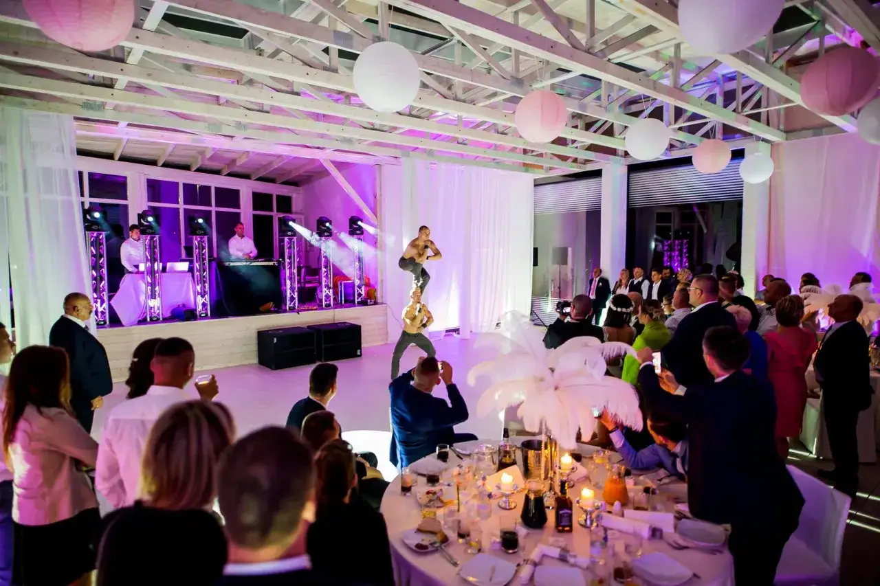 Akrobaci na weselu, co zamiast pierwszego tańca. Goście filmują niezwykły występ.