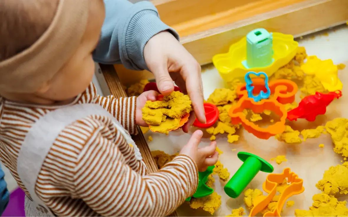 dziecko bawi się pudełkiem sensorycznym