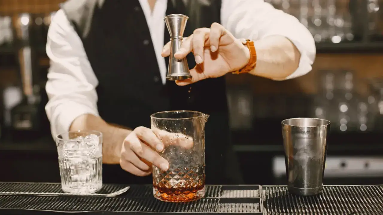 barman przygotowujący koktajl, różne rodzaje koktajli