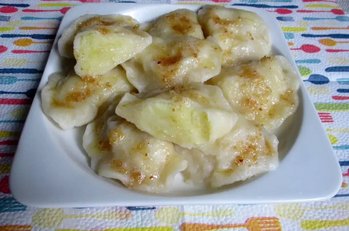 Pyszne pierogi z serem i ziemniakami, posypane bułką tartą. Idealne danie, by ugotować w piątek.