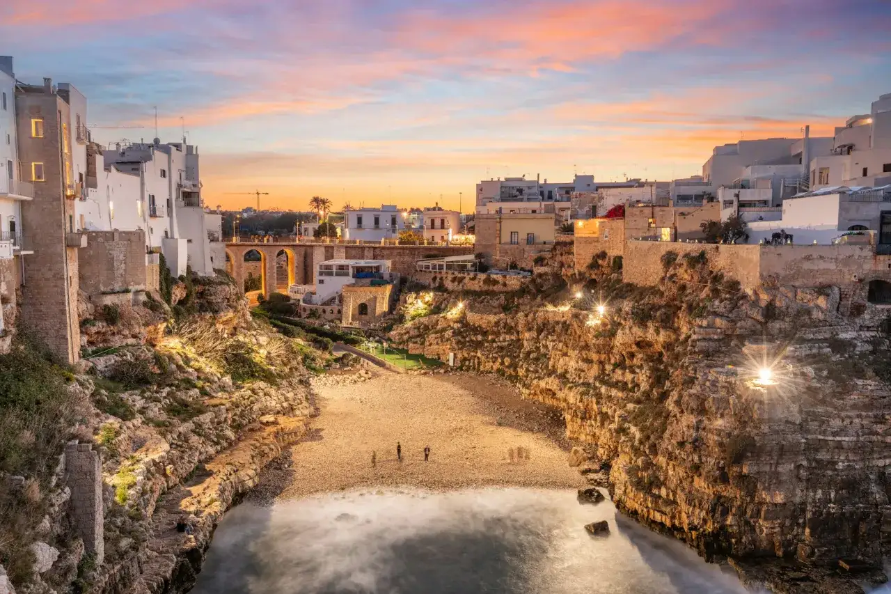 Polignano a Mare centro storico vista mare al tramonto