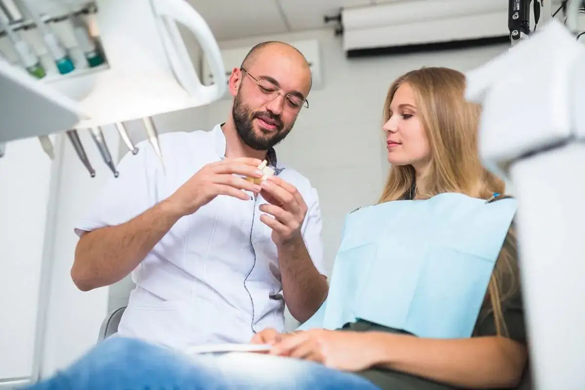 dentysta w gabinecie z pacjentem