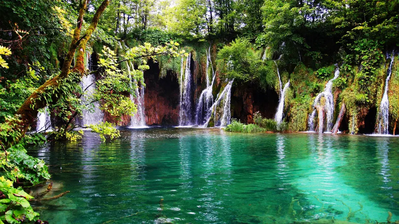 Jeziora Plitwickie wodospady i turkusowa woda