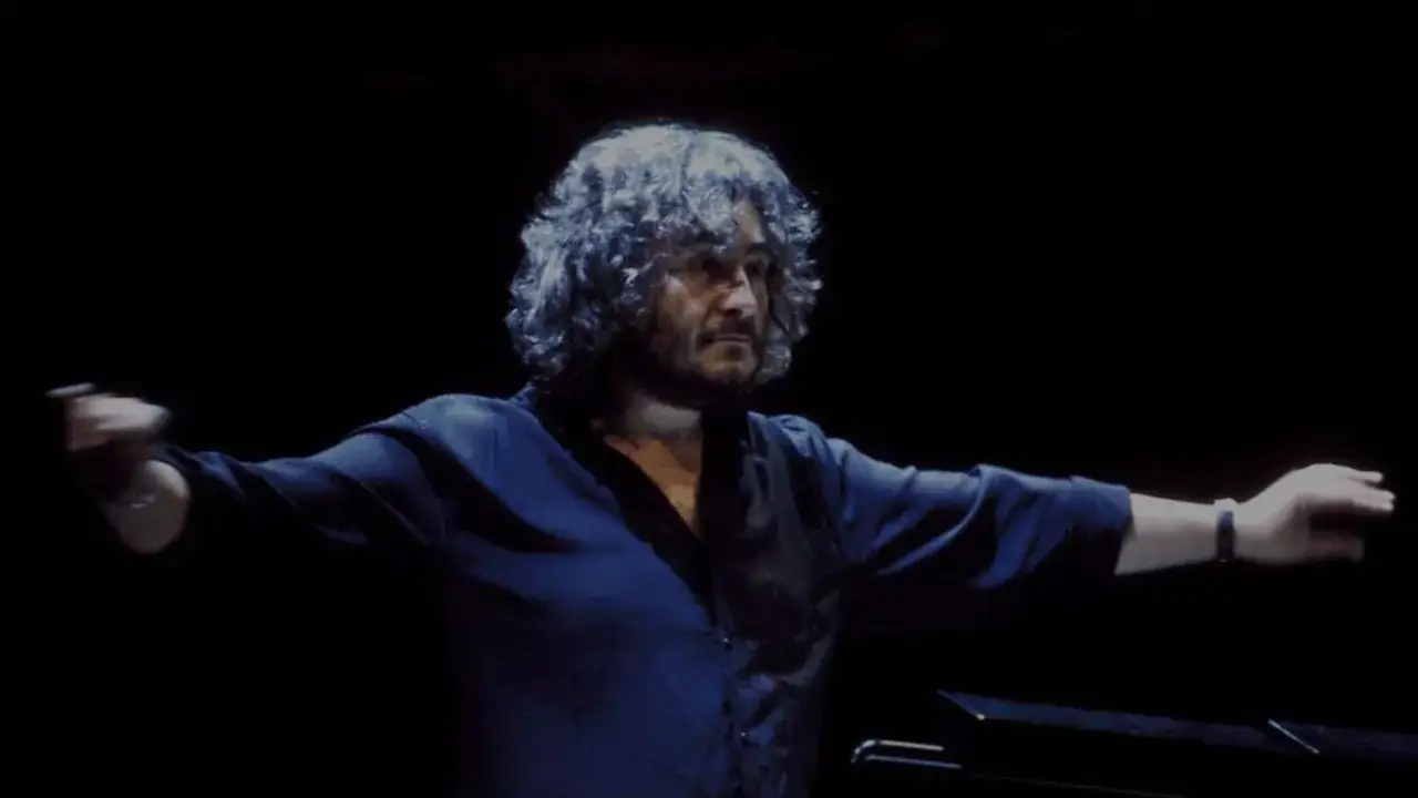 Michael Kamen dyrygujący orkiestrą