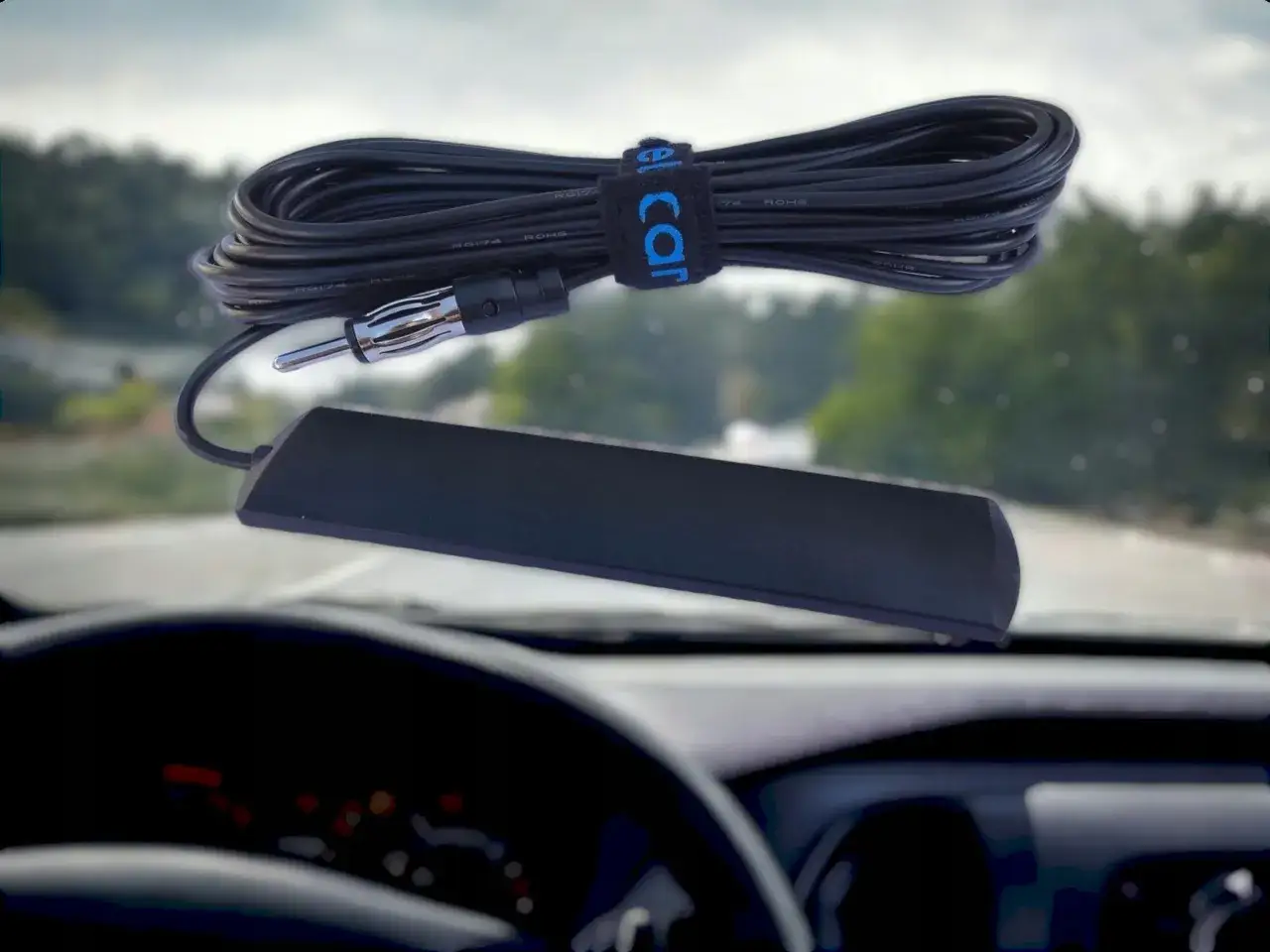 Samochód z anteną radiową