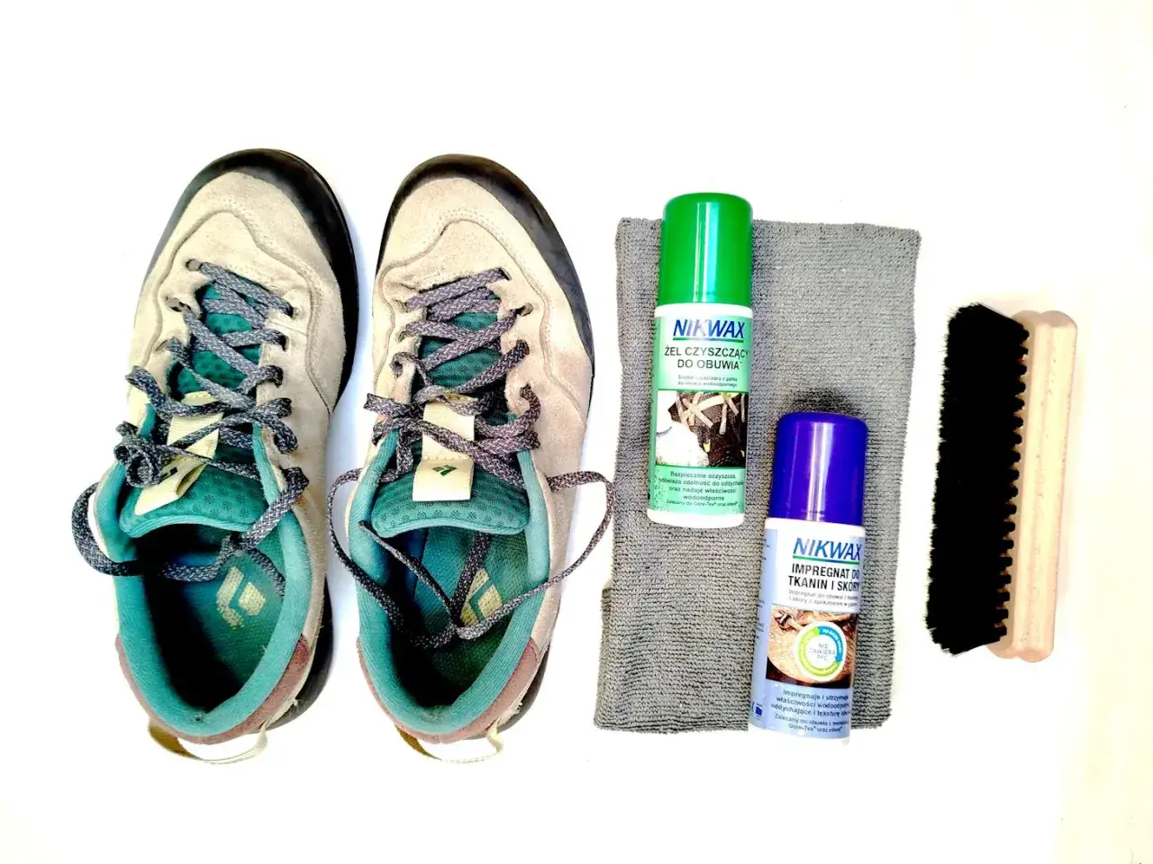 Zestaw do pielęgnacji obuwia: buty, środki Nikwax do czyszczenia i impregnacji, ściereczka i szczotka. Idealne, by dowiedzieć się, jak prać Gore-Tex.