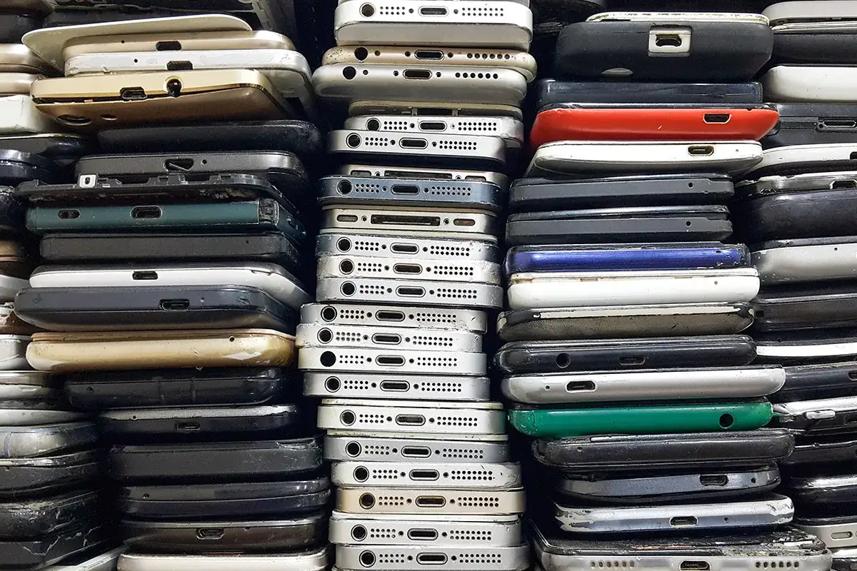 Stosy starych telefon&oacute;w. Zastanawiasz się, co zrobić ze starym telefonem? Recykling to dobry pomysł!