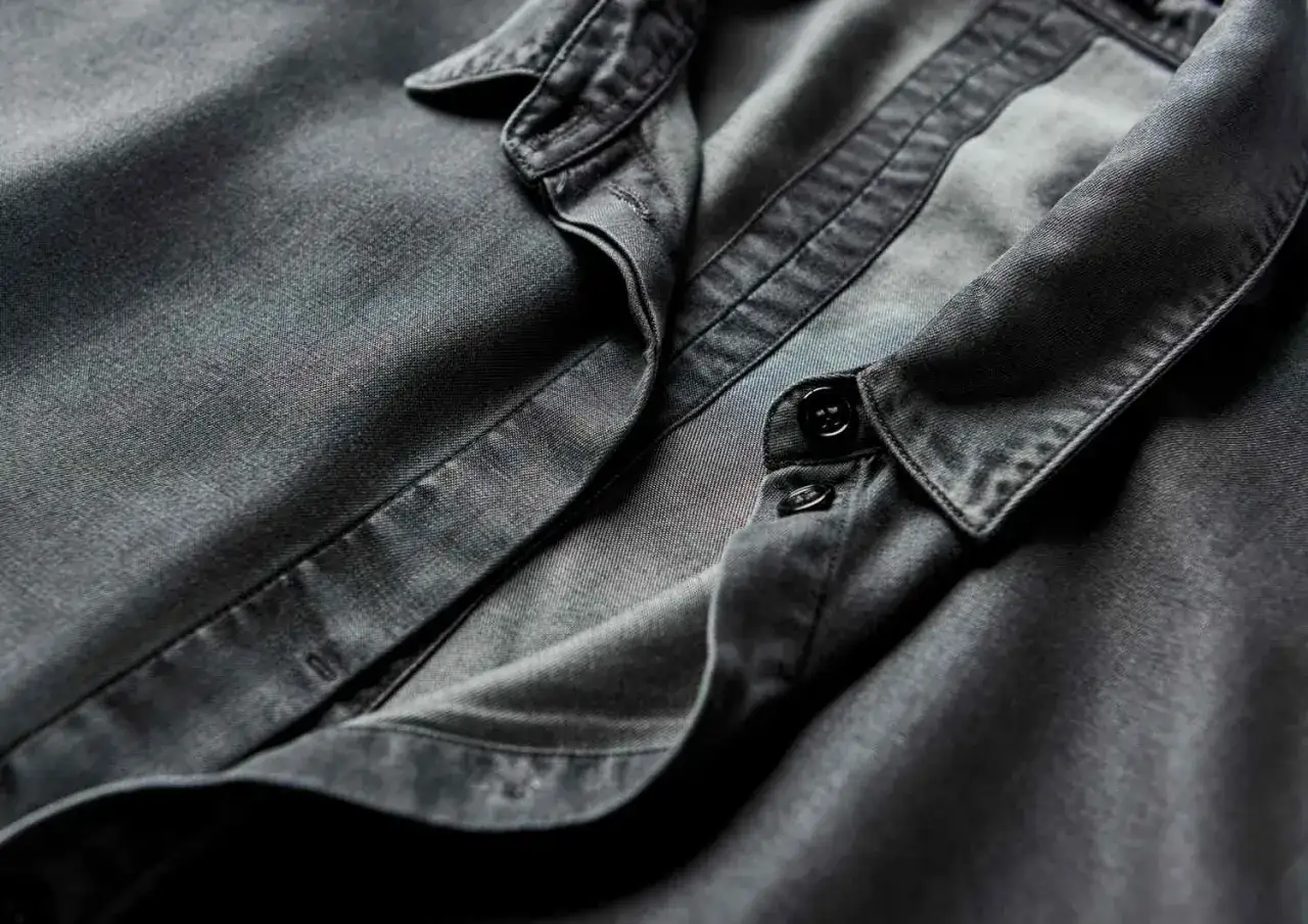 Szara koszula z Tencelu, miękka i oddychająca. Tencel co to? To ekologiczna tkanina, która dba o Ciebie i planetę.