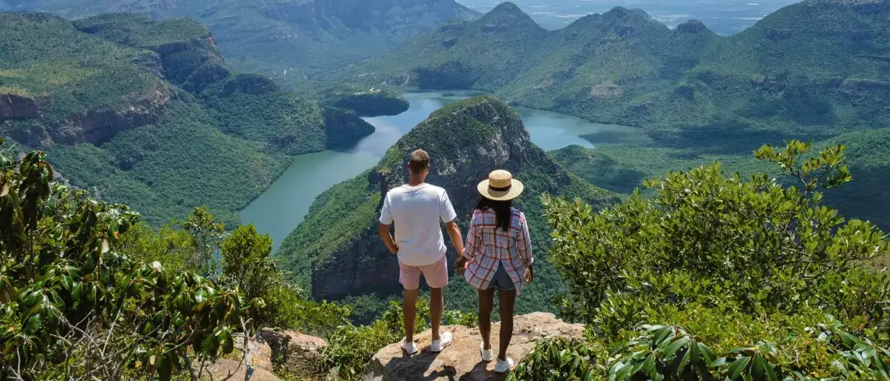 Para wpatrzona w bezkres g&oacute;r przylądkowych i jezioro.