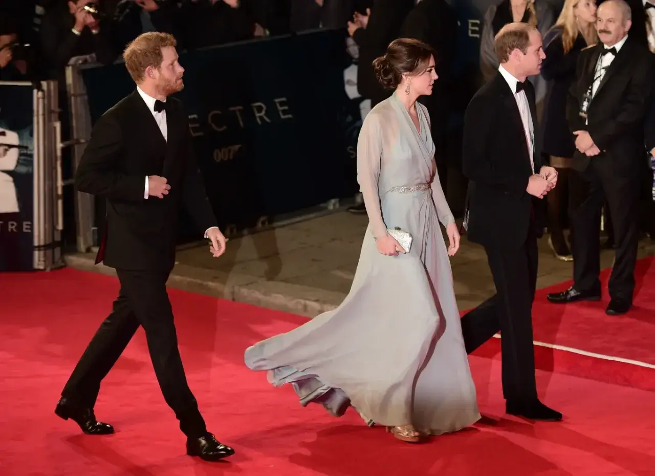 Książę Harry, Kate Middleton i książę William na premierze filmu, jakby szykowali się na premierę, kiedy nowy Bond.