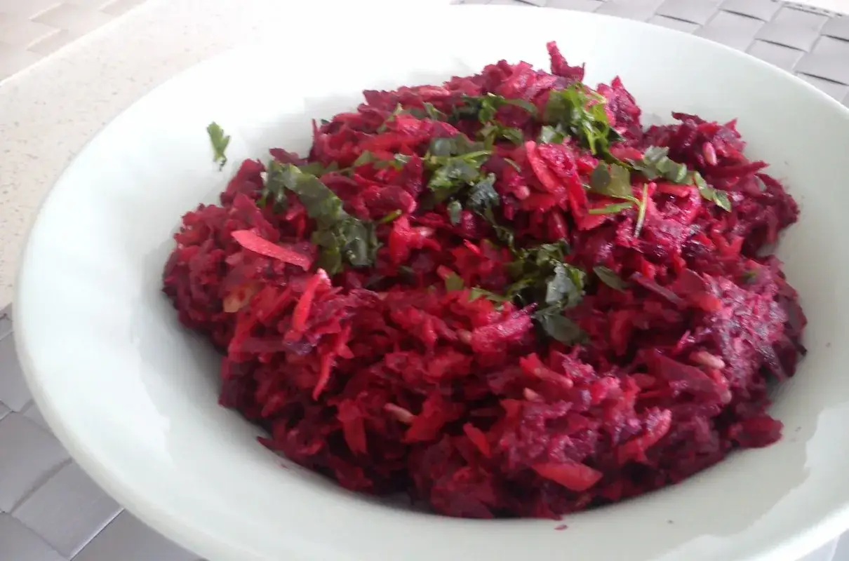 Jak przygotować buraki do sur&oacute;wki - gotowanie, pieczenie, surowe