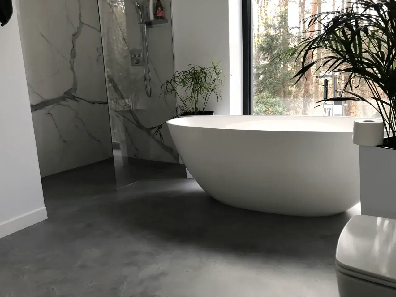 mikrocement w łazience podłoga