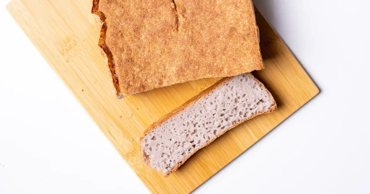 Chleb gryczany bezglutenowy przepis. Pyszny, domowy bochenek na desce.