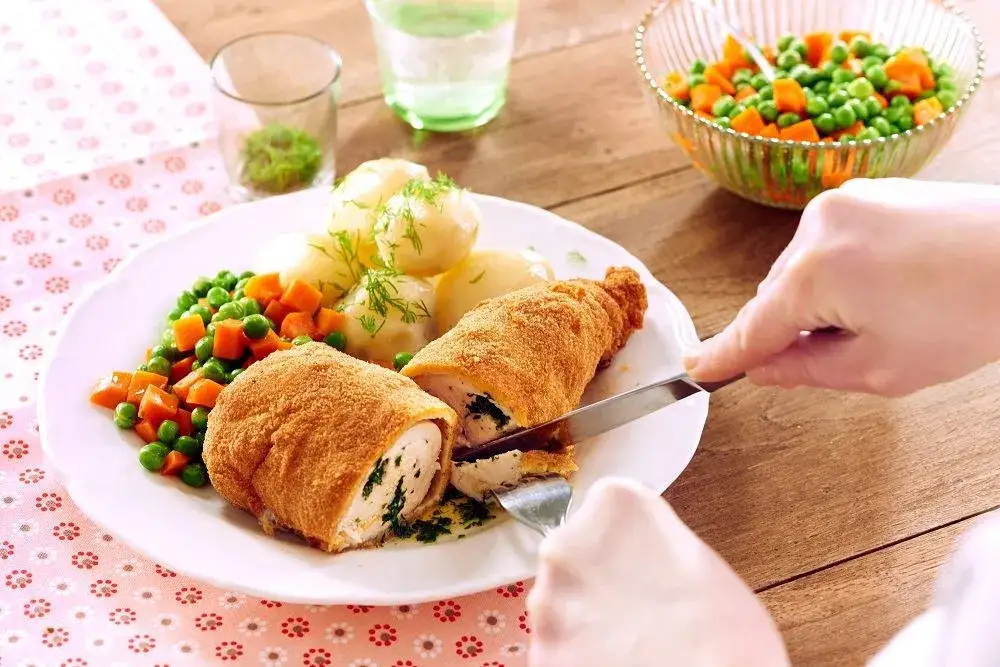 dewolaj z różnymi surówkami, kotlet de volaille obiad