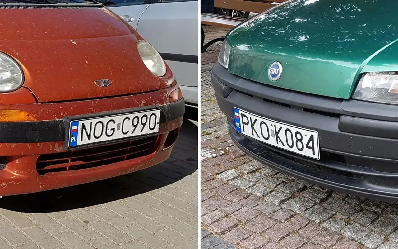 Dwa samochody, jeden czerwony z numerem rejestracyjnym NOG C990, drugi zielony z numerem PKO K084.