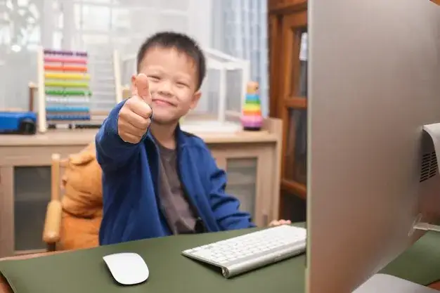 dziecko uczy się zdalnie w domu