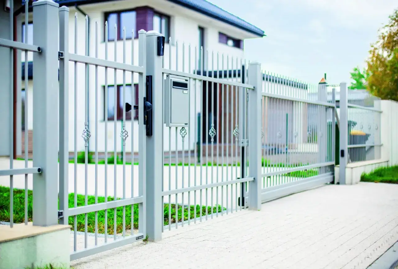 Eleganckie, metalowe ogrodzenie na taras z wbudowaną skrzynką na listy.