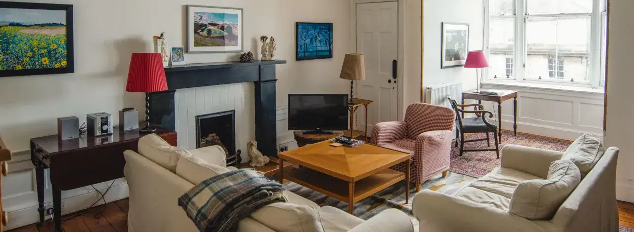 Przytulny salon z kominkiem, kanapami i stolikiem kawowym. Czy Airbnb jest bezpieczne? Tak, jeśli wybierzesz dobrze przygotowane miejsca jak to.