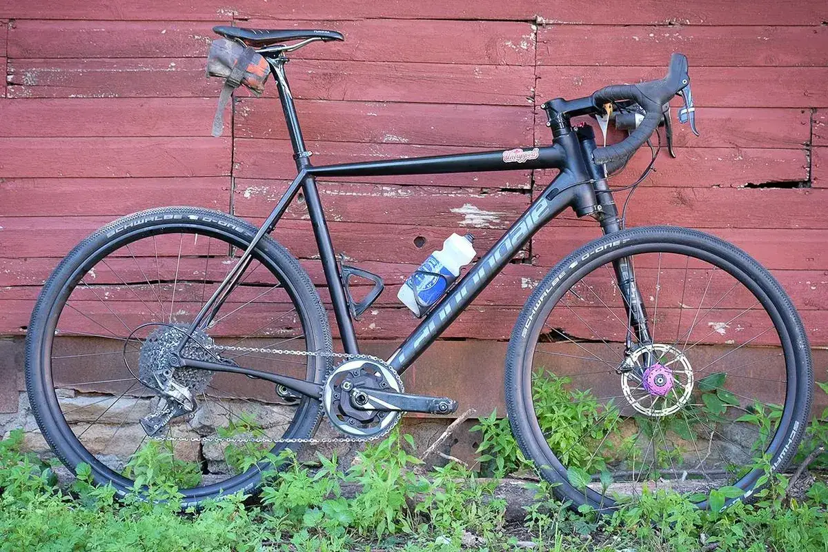 Czarny gravel z amortyzatorem, gotowy na przygodę. Wygodny, wszechstronny i z pewnością poradzi sobie w każdym terenie.