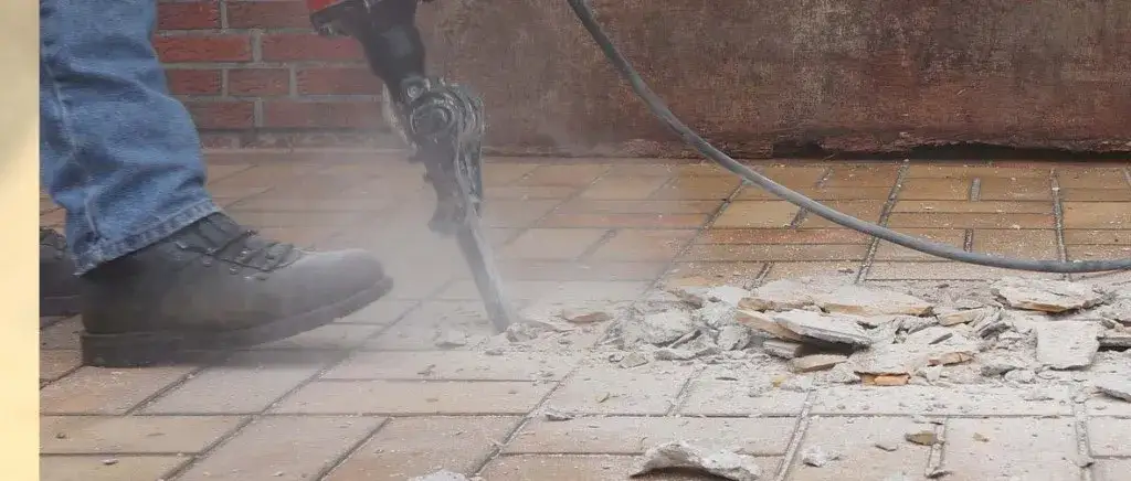 oczyszczone podłoże po skuciu płytek