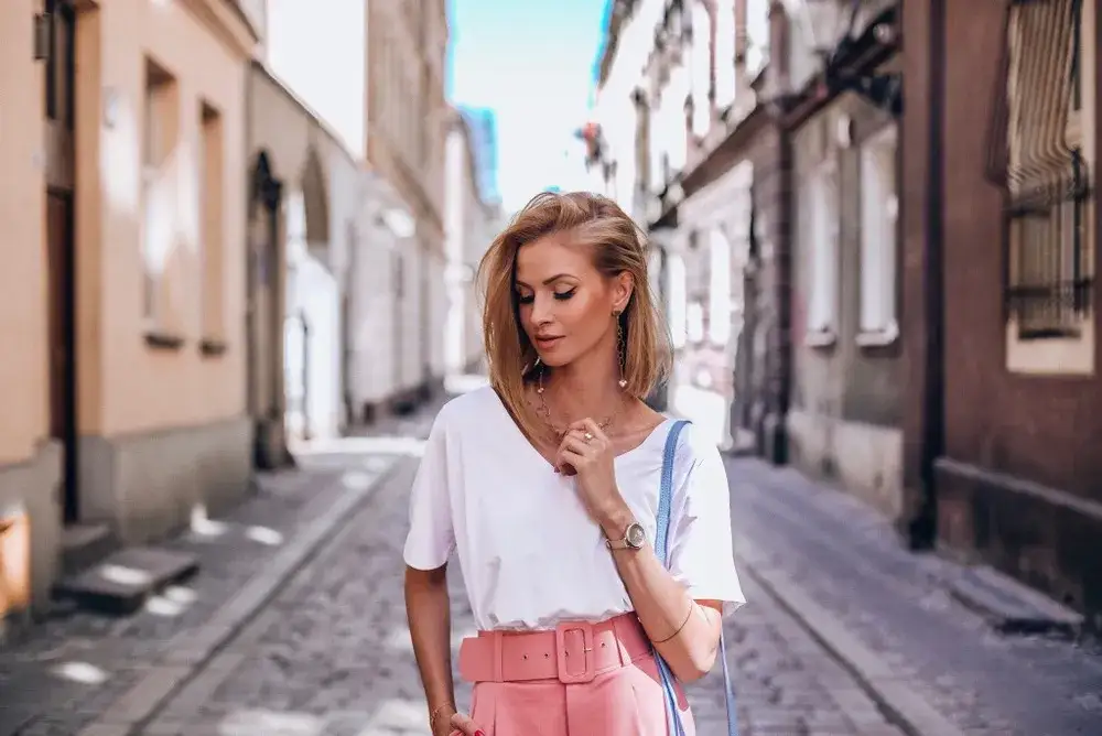 R&oacute;żowe spodnie total look stylizacje