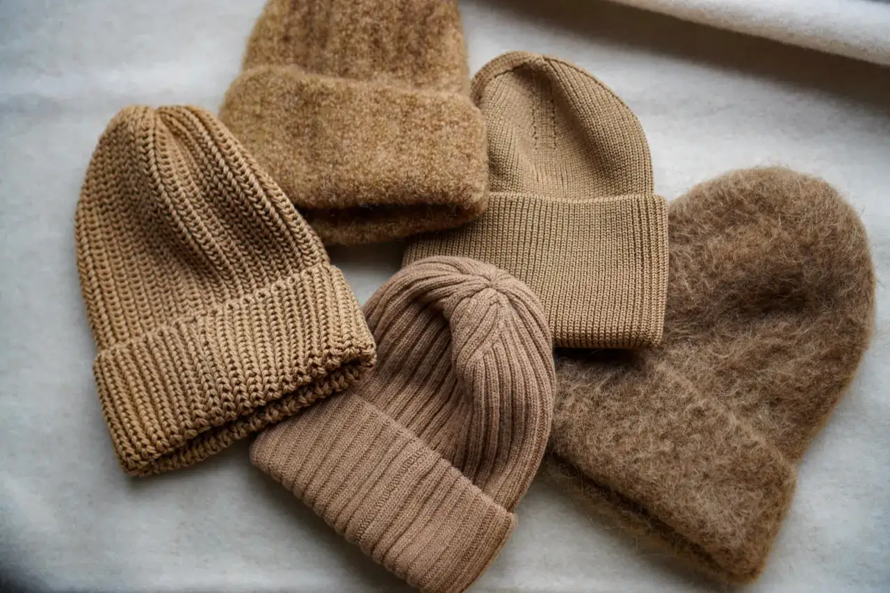 różne materiały czapek narciarskich wełna merino syntetyk