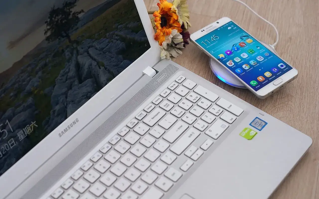 osoba używająca laptopa z ikonami zniżek i promocji