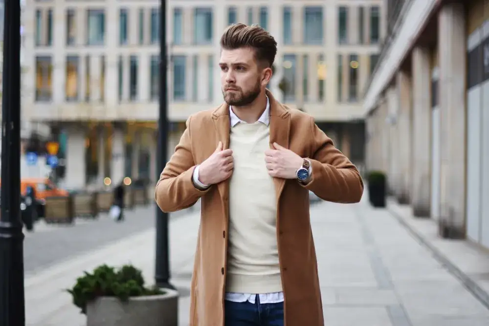 mężczyzna w beżowym płaszczu stylizacja street style