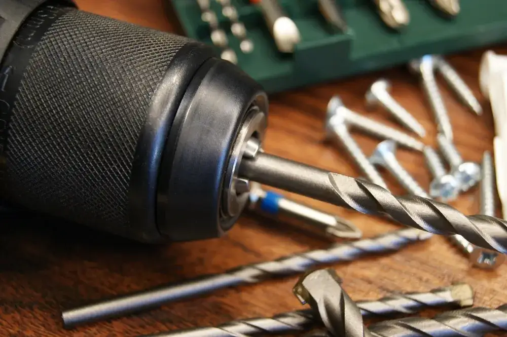 montaż nowego uchwytu wiertarskiego