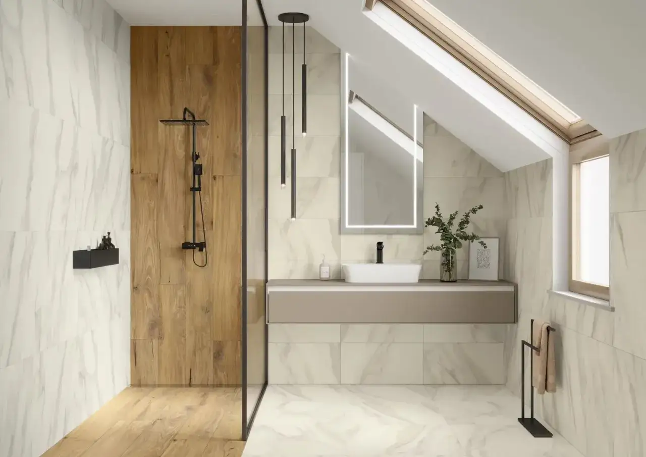 Nowoczesna, mała łazienka z prysznicem, umywalką i podwieszaną szafką. Drewniane akcenty i marmurowe płytki tworzą przytulną atmosferę.