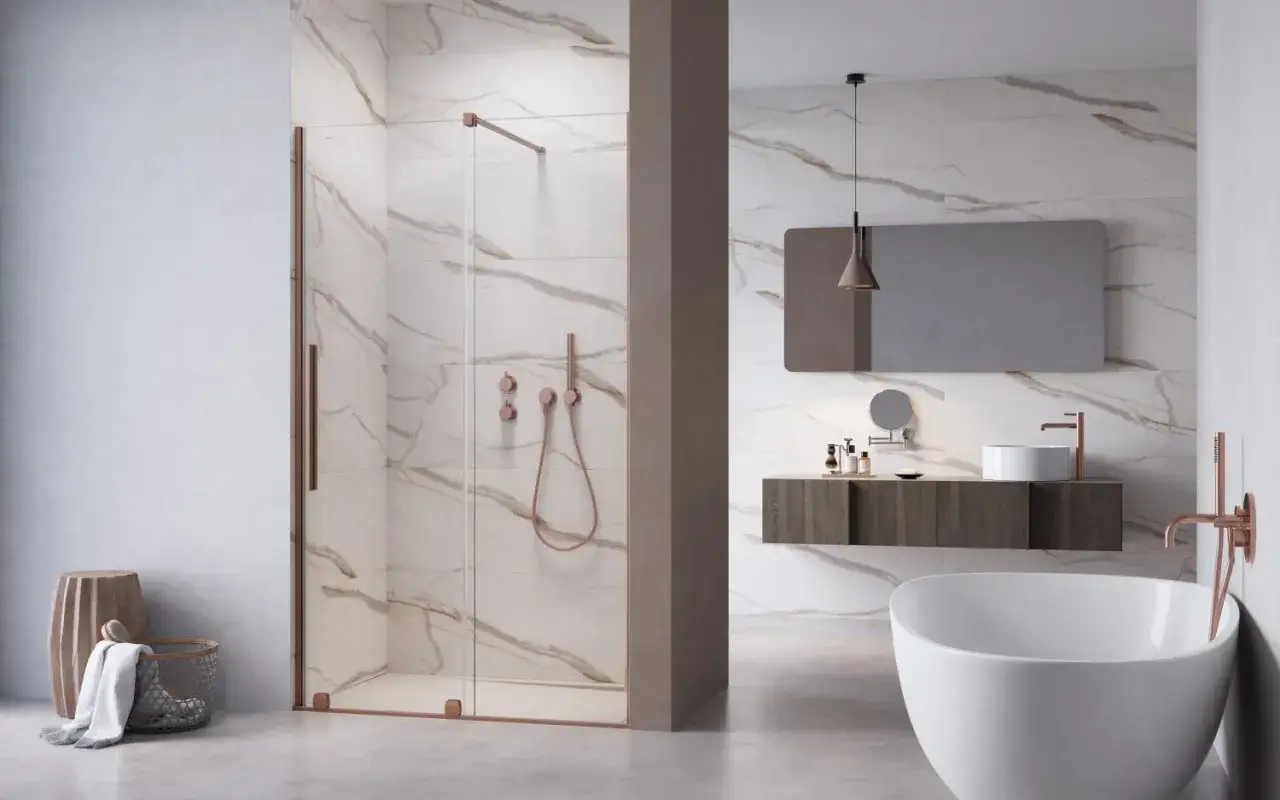 Nowoczesna łazienka z prysznicem i wanną. Ściany pokryte płytkami imitującymi marmur, a podłoga i ściana z prysznicem wykończone mikrocementem.