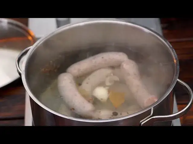 Zdjęcie Ile gotuje się białą kiełbasę, aby uniknąć pęknięcia i zachować smak