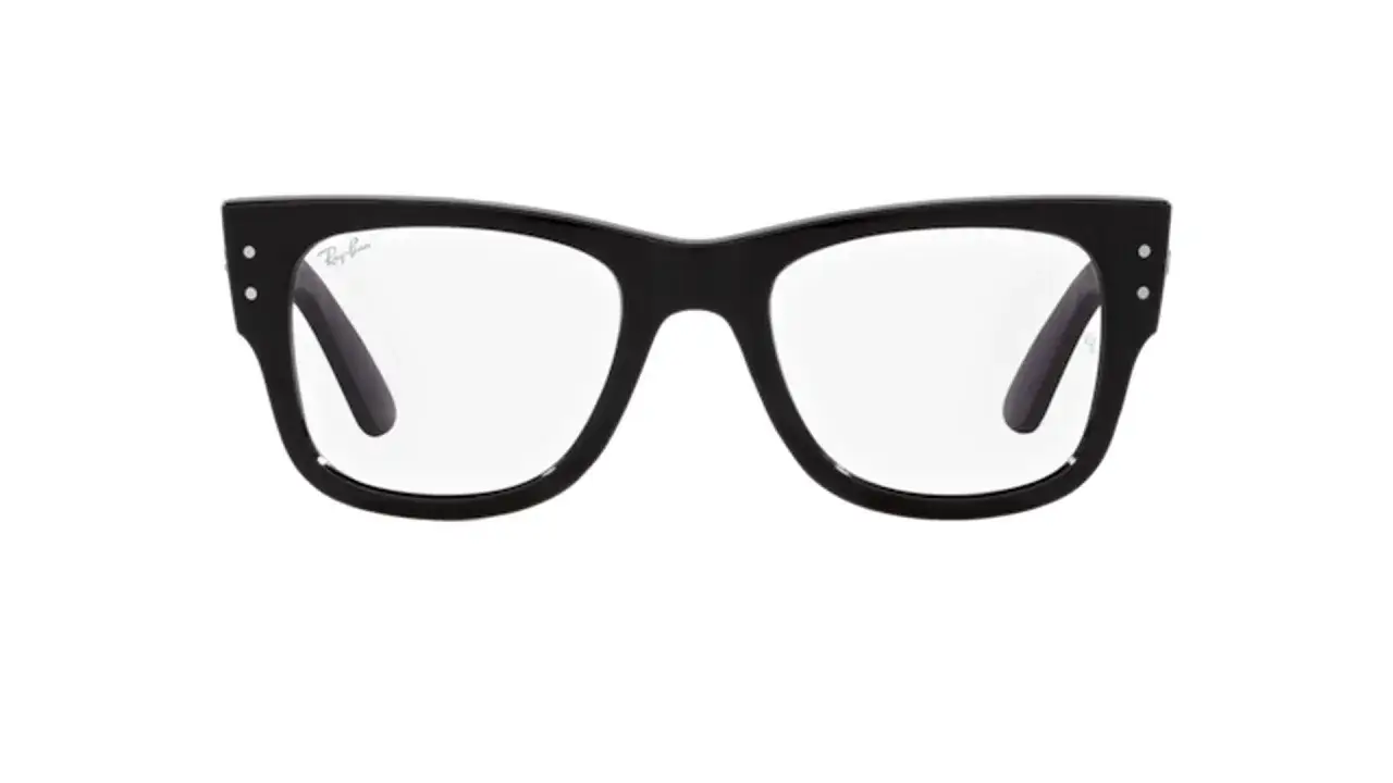 wirtualna przymierzalnia okular&oacute;w, osoba przymierzająca okulary online