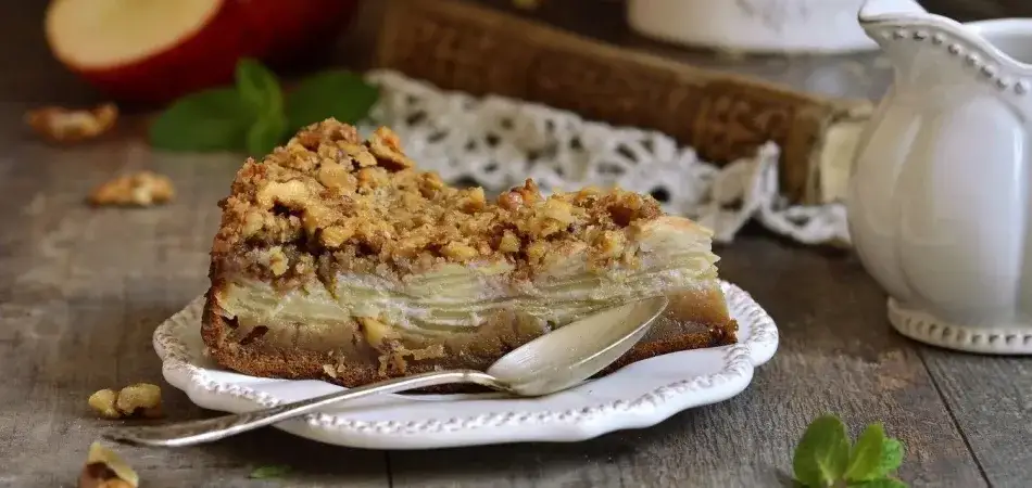 ciasto z jabłkami i orzechami z kruszonką