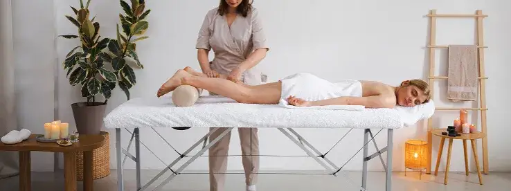 Osoba relaksująca się na stole do masażu po zabiegu