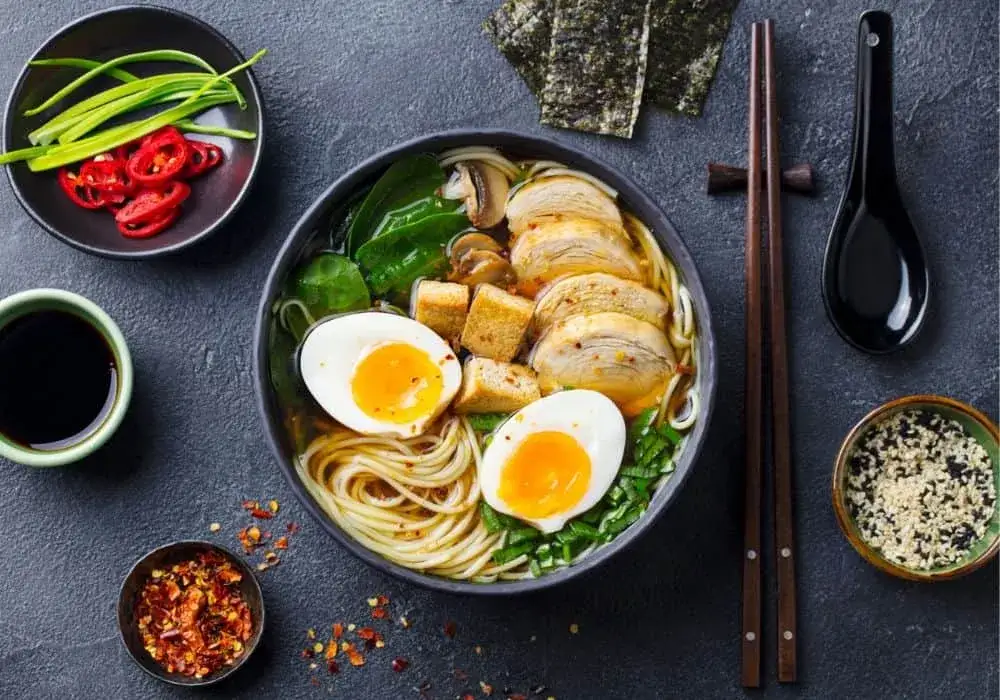Różne rodzaje bulionu ramen w miskach