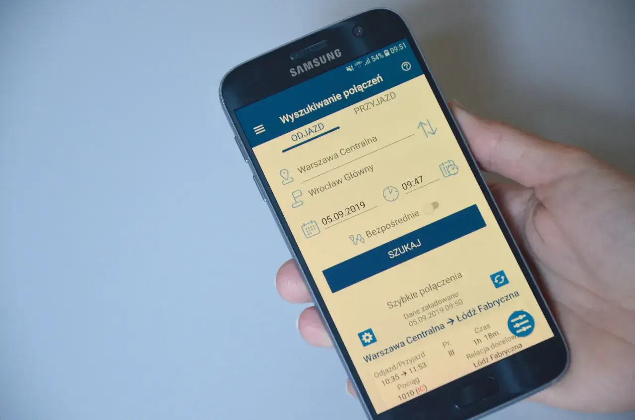 Aplikacja mobilna do wyszukiwania połączeń kolejowych. Sprawdzisz tu, gdzie sprawdzić opóźnienia pociągu, wpisując trasę i datę.