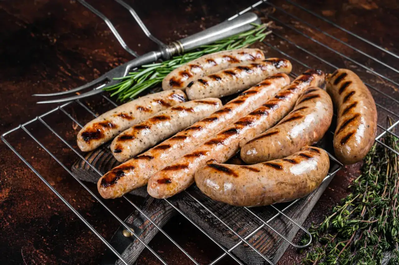 Biała kiełbasa surowa i parzona na grillu por&oacute;wnanie