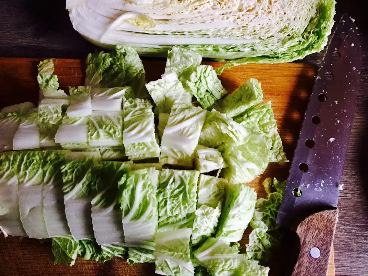 Składniki kimchi: kapusta pekińska, czosnek, imbir, papryka gochugaru