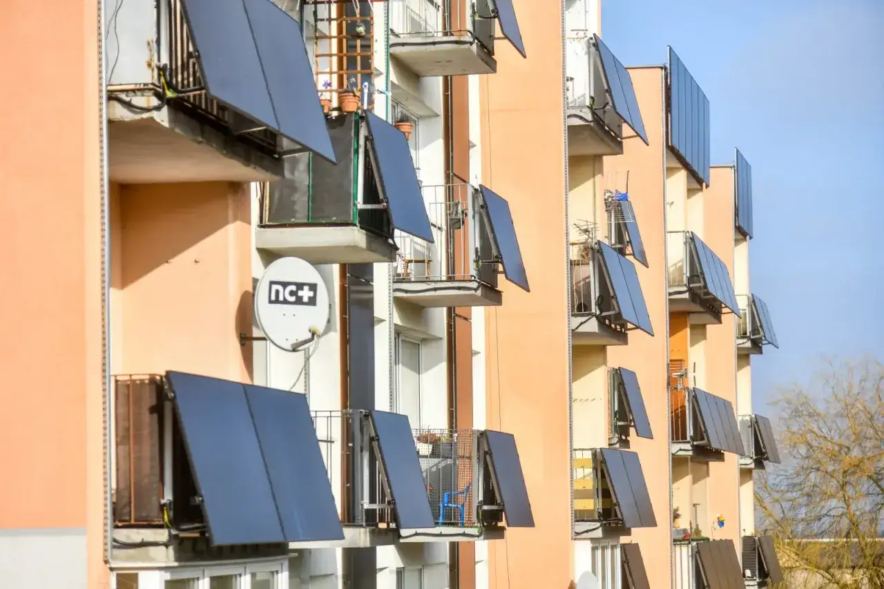 Wiele balkonów kamienicy ozdobiono panelami fotowoltaicznymi, które łapią promienie słońca.