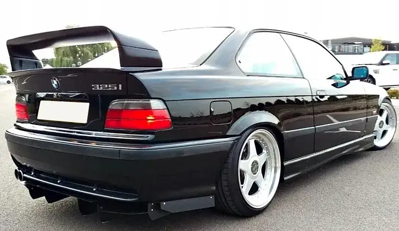 BMW E36 z dużym spoilerem GT Class II